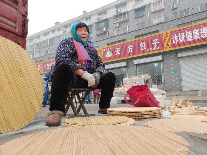  「手工」72岁大娘集市上卖自己手工制作的盖垫，现在不多见了