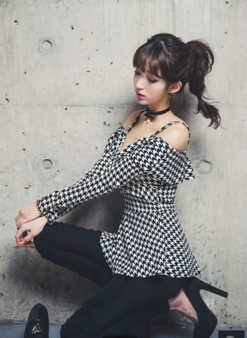 紧身裤别出心裁，妹子连背影都婀娜多姿，展现成熟风格