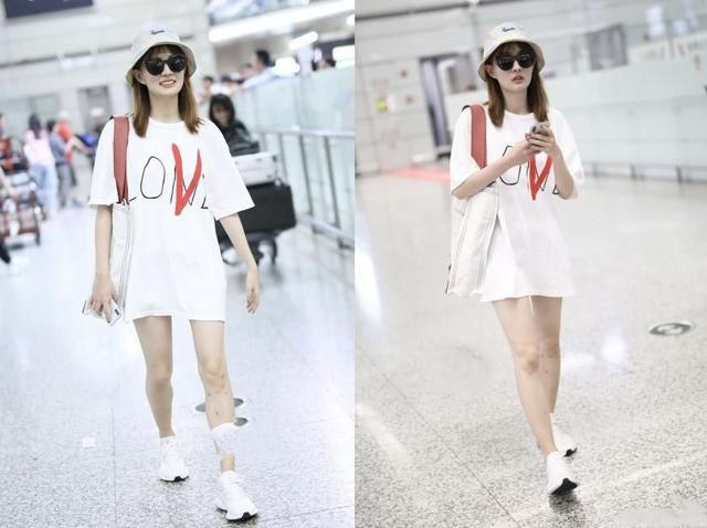 徐璐太猛了！全身只穿了件T恤，网友：裸腿出街给100分！