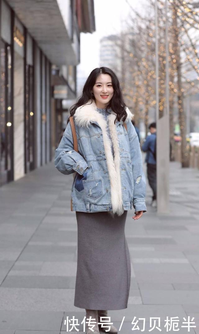 『 感觉』卡其色的一字肩很显身材,街拍:小姐姐看起来很有时尚潮人的感觉