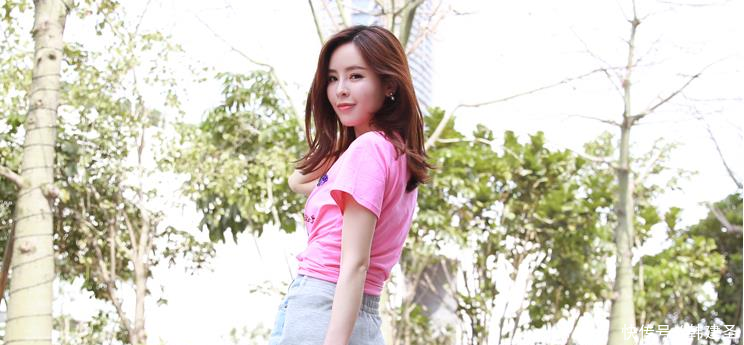 俏美靓丽的牛仔裤美女，轻松秀出大长腿，让人心生爱慕