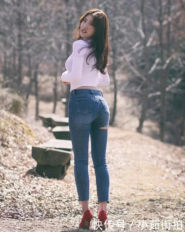 街拍：极致贴肤的穿搭，小姐姐破洞裤穿起来圆圆鼓鼓的