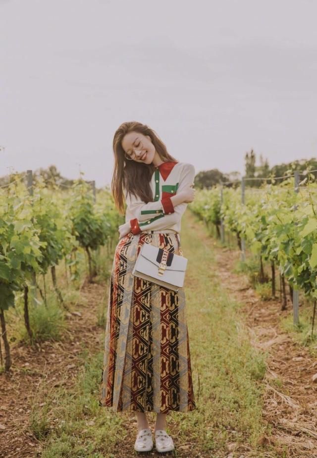 高圆圆新发型太嫩,性感吊带穿出清纯味道!舒淇粉色礼服太惊艳!