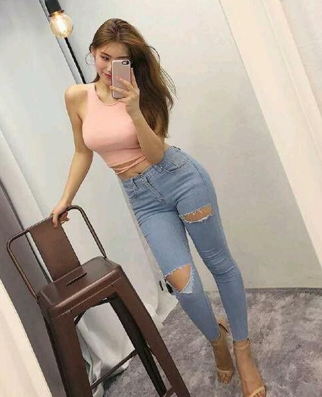 牛仔裤实现美女靓丽身材，展现迷人的优雅气质