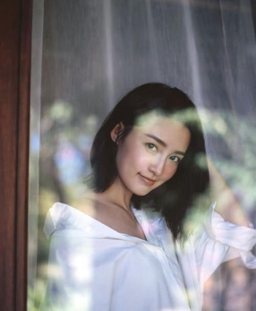 换个发型妆容就美出天际了，新出的晒伤妆你试吗？李沁疑似整容？