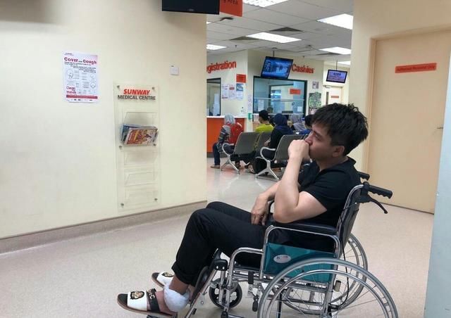 知名男演员翟天临带伤写博士毕业论文,网友:难得的高学历演员