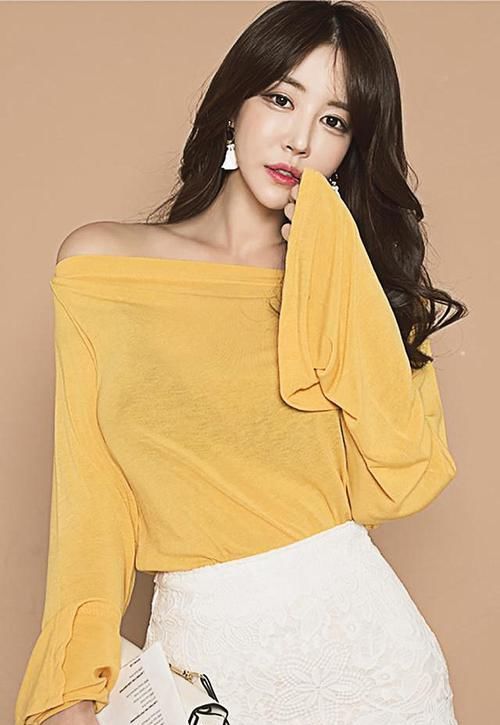  气质■露肩上衣半身裙，文艺清新气质，尽显青春靓丽！