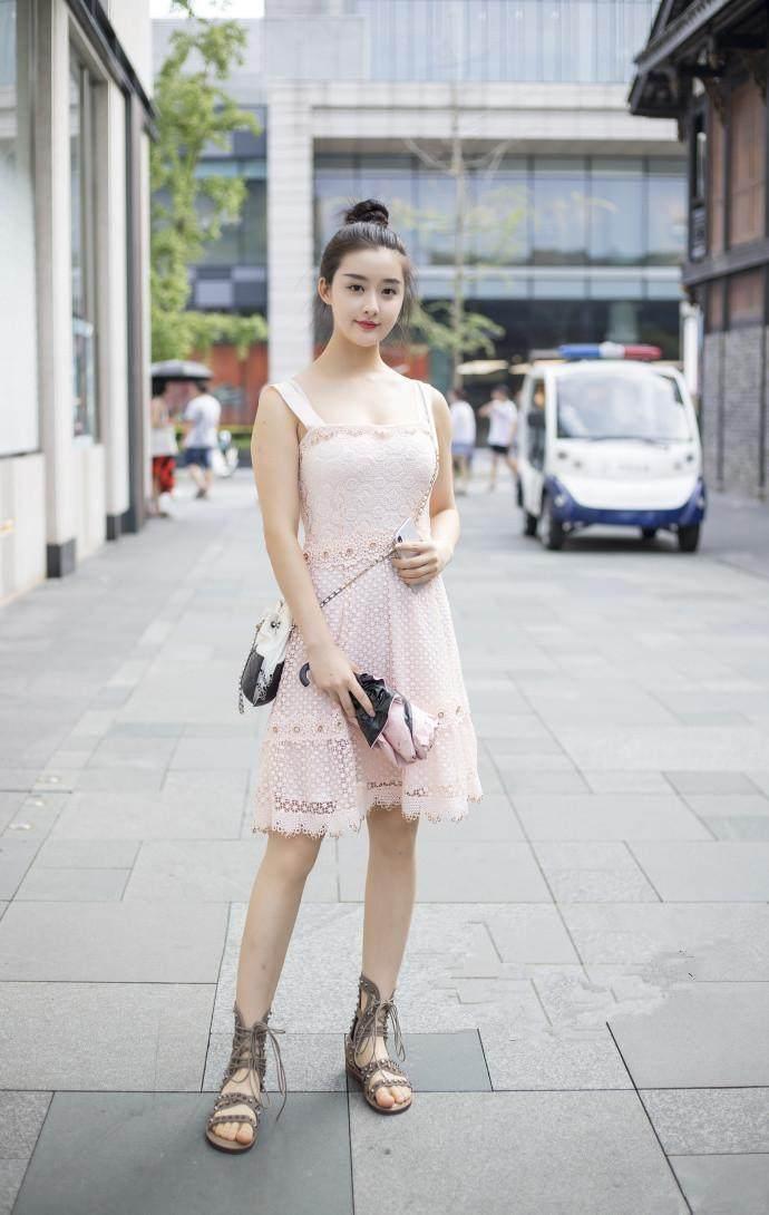 街拍：清纯唯美的邻家女孩，身材颜值无可挑剔，忍不住多看两眼！