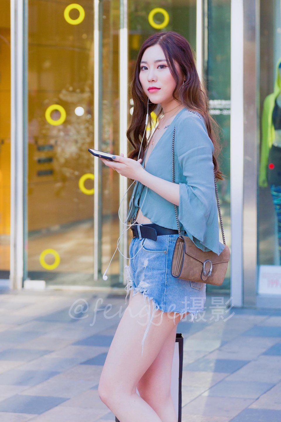 街拍:三里屯来了个梨形身材的姑娘，个性时尚颇具亲和力