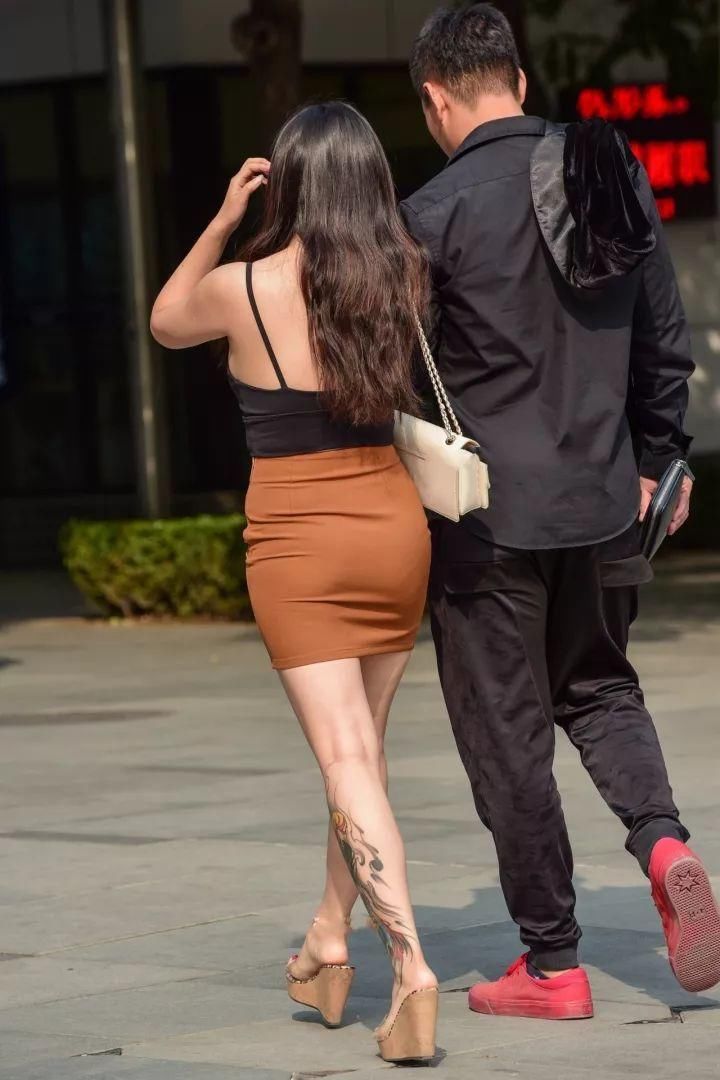 街拍:抽烟姿势很霸气的纹身大姐大，脚踩青龙!