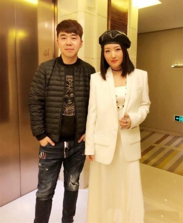 做了多年玉女，杨钰莹似乎倦了，如今47岁时尚大气，穿衣像少女