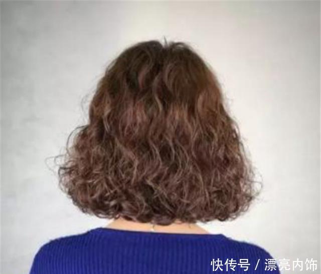  #大妈#无论奔几的女人，这4款“卷发”尽量别烫，不仅像大妈还掉发！