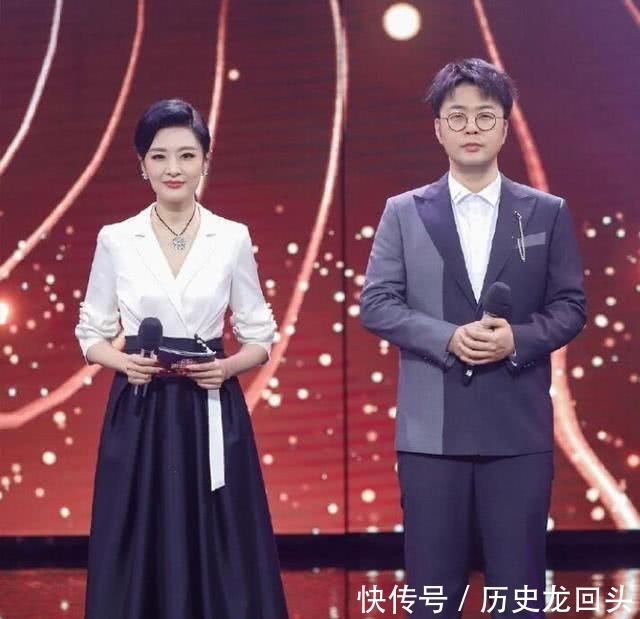  「让整件衣服」周涛气质真心优秀，一袭西装领褶皱裙干练时髦，51的年龄31的状态