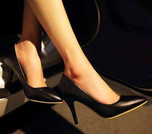 尖尖细高跟，干练中多了几分柔美，让人心生喜爱！