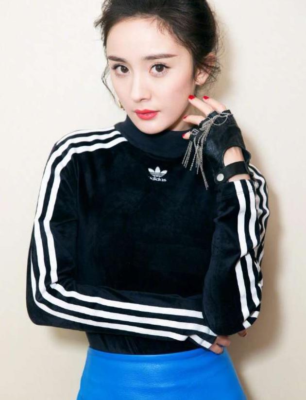 31岁杨幂换发型, 剪回刘海嫩了不止10岁, 网友: 终于不用植发了!