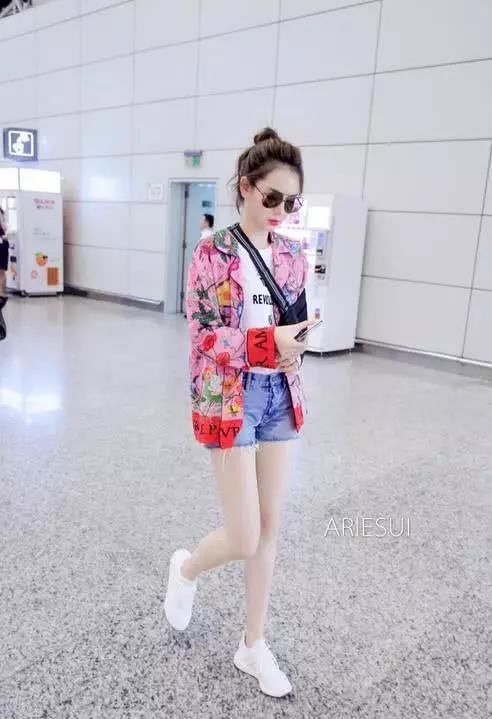 女星“睡衣出行风”：戚薇吴昕有点可爱，不得不说最有气质还是她