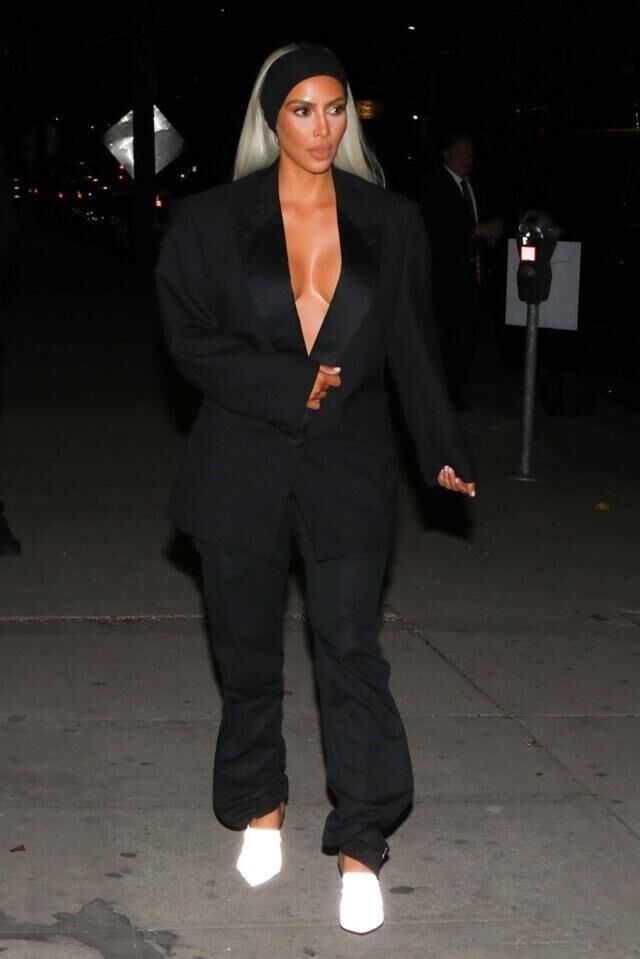 卡戴珊疯狂秀身材，就用块布打个结遮在身前，短裤紧到快被撑破