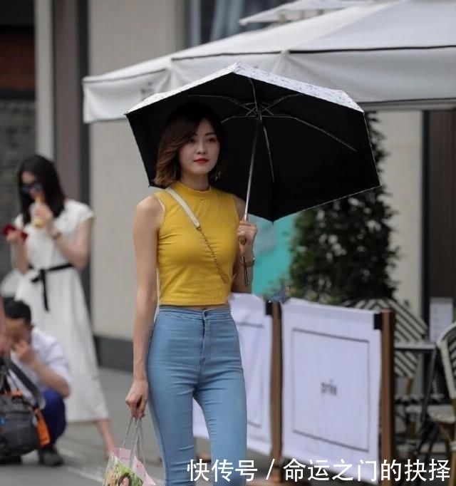 「优雅」时尚街拍成熟的小姐姐一身粉嫩装扮,紧身牛仔裤笔直修长
