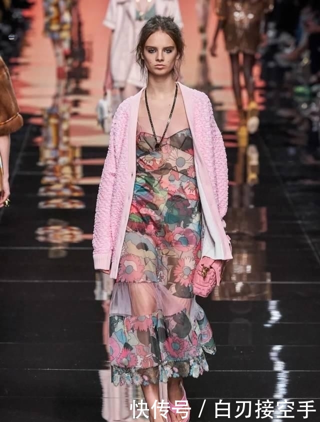 『花朵』2020开春 流行穿“开满花”的裙子,谁穿谁美!