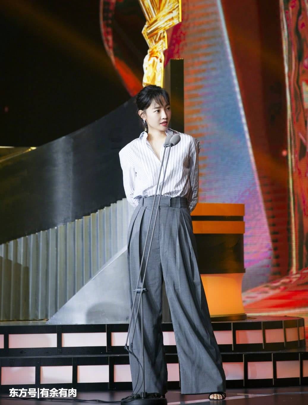 白百何胖的水蛇腰变水桶腰，大长腿小胖手瞩目，越发有韵味!