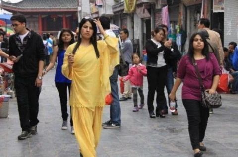 此国游客涌入中国各大景点，为何刚到门口转头就走？原因很现实