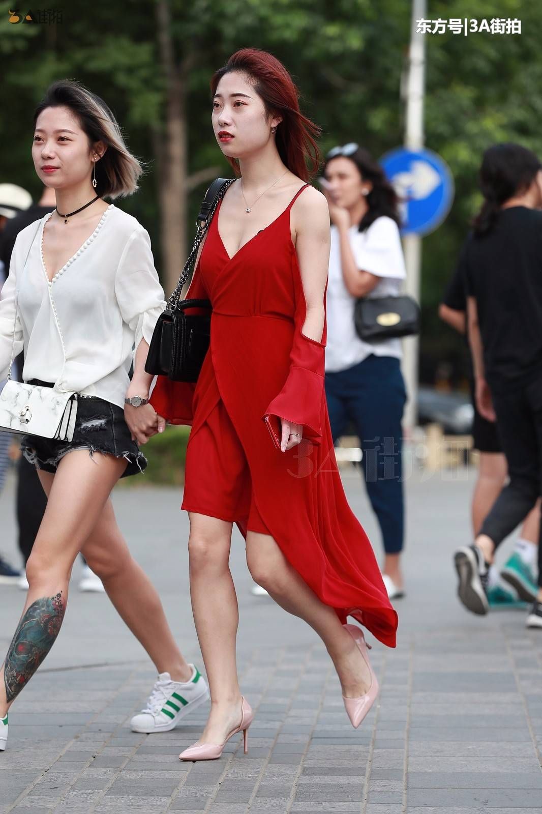 北京街拍:夏日两朵“红玫瑰”，大方迷人pk优雅冷艳，你选哪个