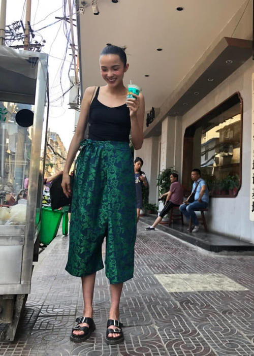 超模雎晓雯画风清奇，不介意鞋子沾满泥巴，古灵精怪堪比周冬雨！