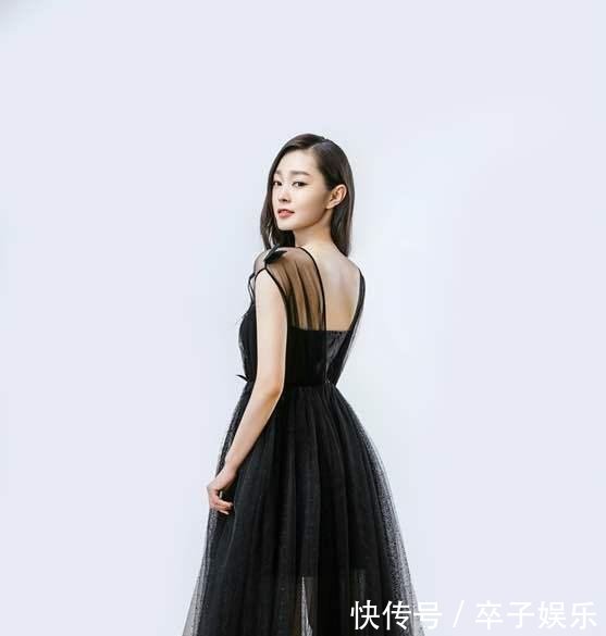 27岁宋轶穿抹胸裙, 显甜美又显嫩, 网友: 单飞后更会时髦了!