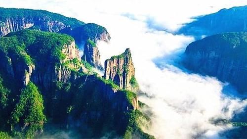 中国发现世界最大的天然佛像，呈双手合十姿态，逼真程度令人称奇