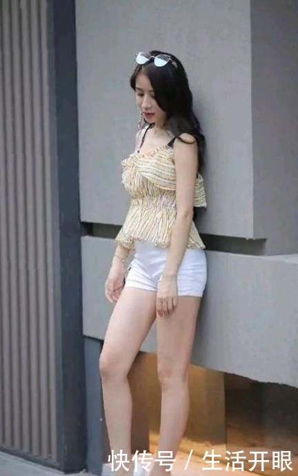  穿着：黄色西装搭配尖头细高跟鞋，由内而外散发出一种优雅的魅力