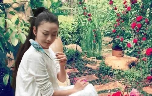  [过度的保养]62岁杨丽萍和63岁邓婕告诉你，过度保养和自然衰老的差别