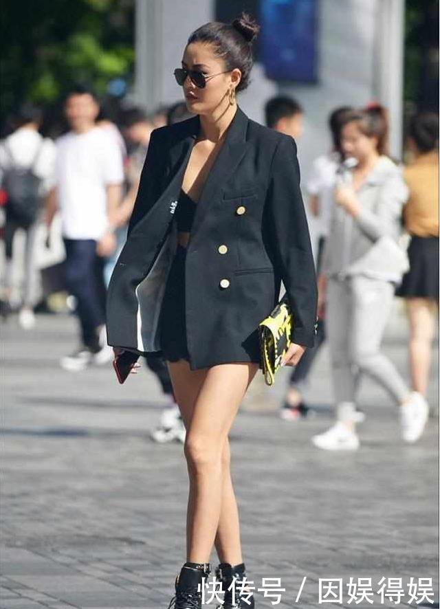「 白皙」一件时尚的连衣裙，秀白皙美腿，好迷人，街拍：眉清目秀的小姐姐