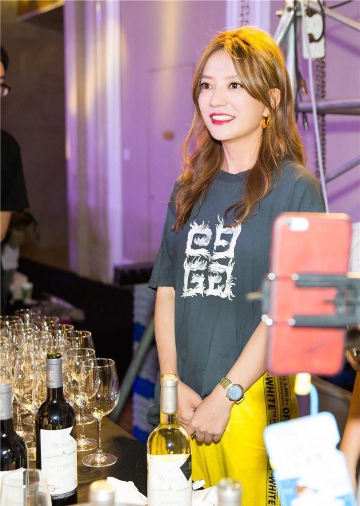 一直没觉得赵薇美，太肥，长得也没灵气，穿衣也土得很!