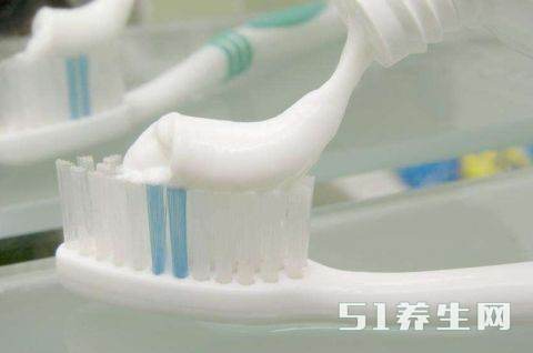 满脸长斑点易显老, 大姐只用牙膏加上“它”, 仅需数周斑点全消失