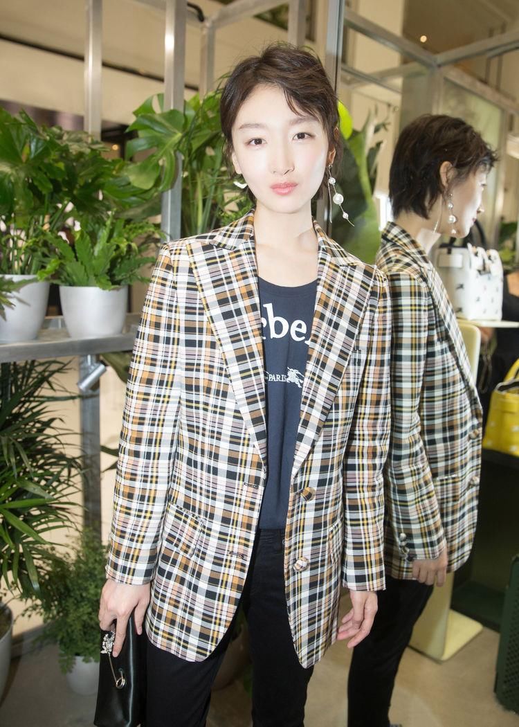 周冬雨太拼了，身材没料穿抹胸裙好尴尬，网友:看着像小学生