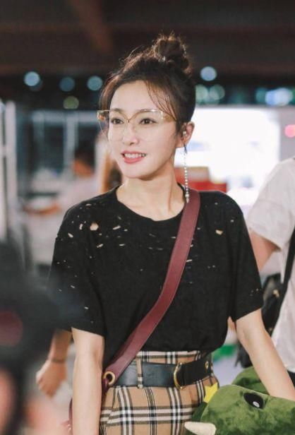 两位“富察皇后”同戴链条眼镜，一个嫩成少女，一个戴成老花眼镜