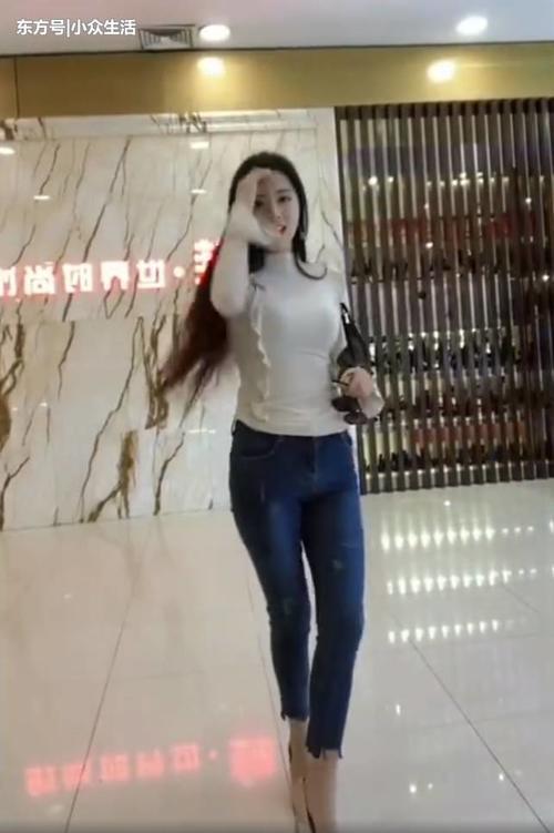 街拍：小姐姐一身紧身打扮后，微胖的好身材穿紧身更好看