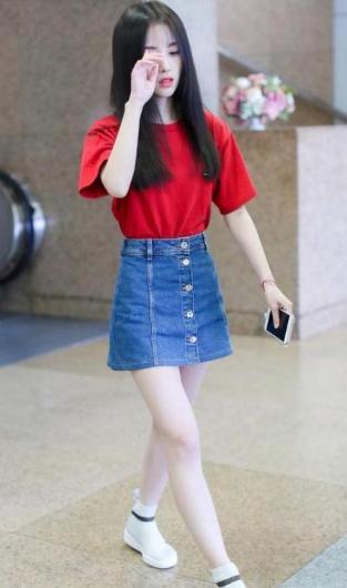 159鞠婧祎和173关晓彤同穿短裙，网友：老天爷真不公平！