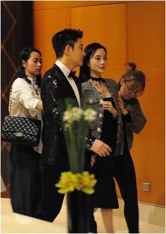 李小璐穿一字领抹胸包臀连衣裙现身网友：终于明白贾乃亮不离不弃