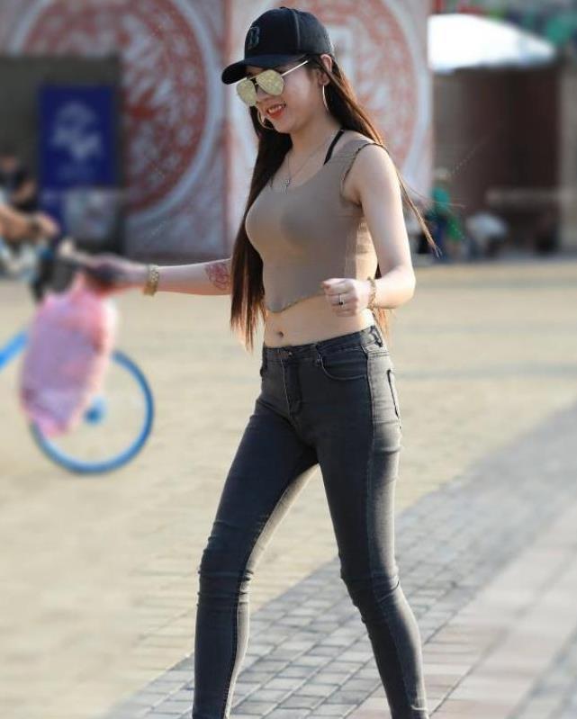 #适合#街拍凹凸有致的线条美,最适合穿紧身裤了