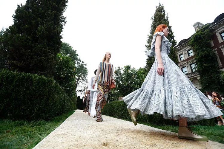 娜扎预测黄铜包边帆布鞋将成爆款，Tory Burch把浪漫融入运动风!