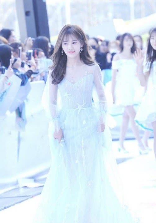 鞠婧祎礼服上有这么多“贴纸”,档次都没有拉低?意外美翻了