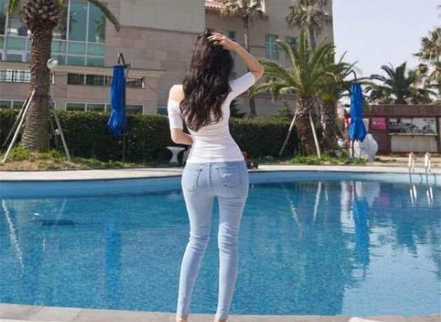牛仔裤美女拥有独一无二的亮点，十分亮眼睛！