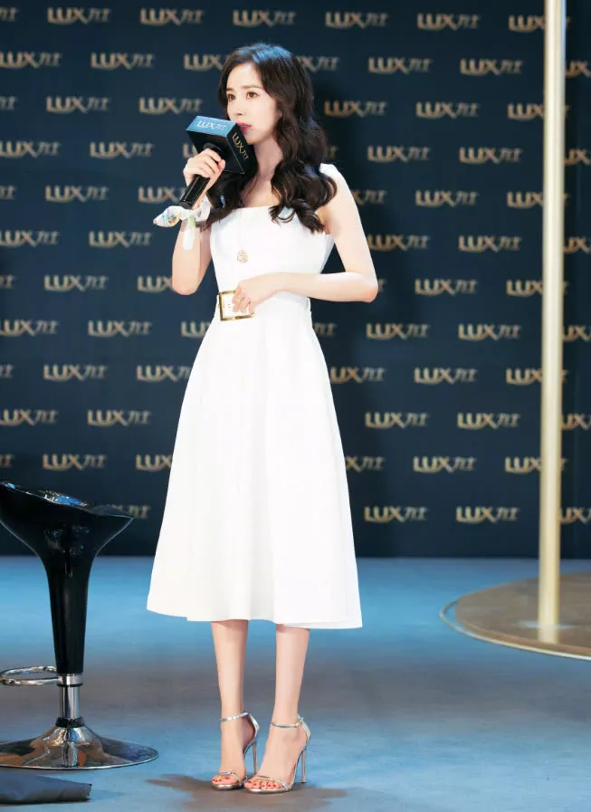 同样穿吊带白裙,女神唐嫣太瘦撑不起来,辣妈杨幂身材赢了!