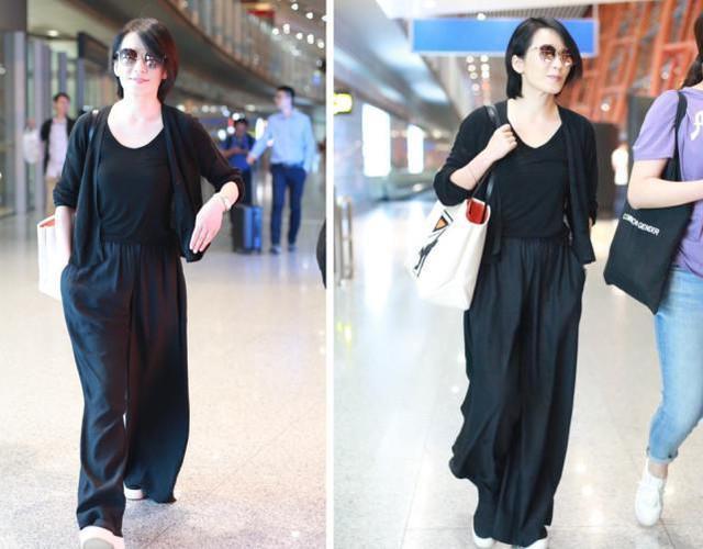 俞飞鸿来机场，又是一身黑的打扮，和同龄的杨钰莹真是两类人！