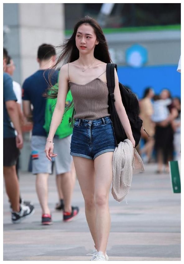 街拍：图1皮肤白皙，图2惊艳世俗，图3小姐姐时尚前卫！