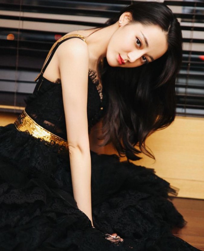 迪丽热巴身穿黑色吊带裙身材令人目不转睛，网友:要喷鼻血了