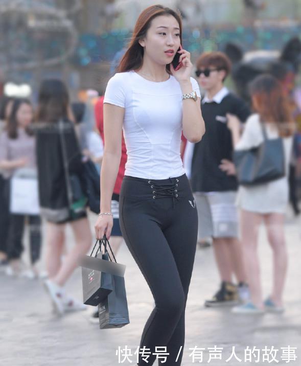 「 看起来」一条紧身裤就让她魅力十足，摄影这么美的身姿