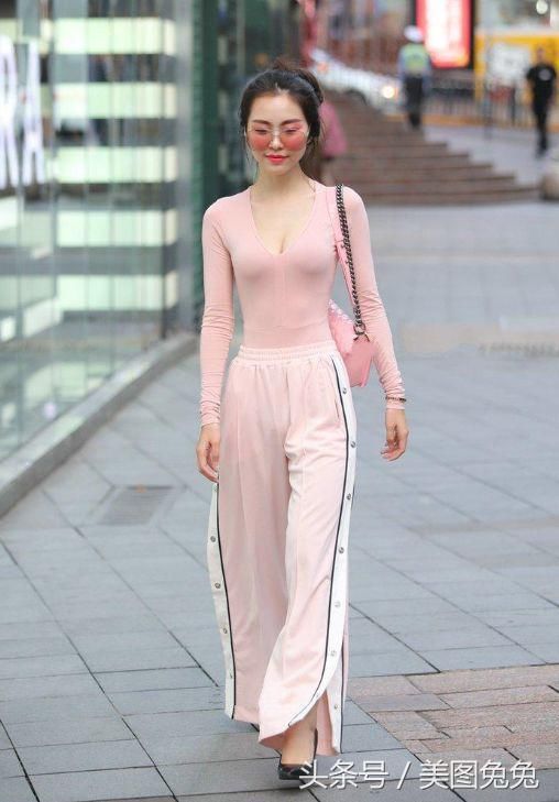 薄款吊带连衣裙，简约小性感，尽显小姐姐的完美好身材！