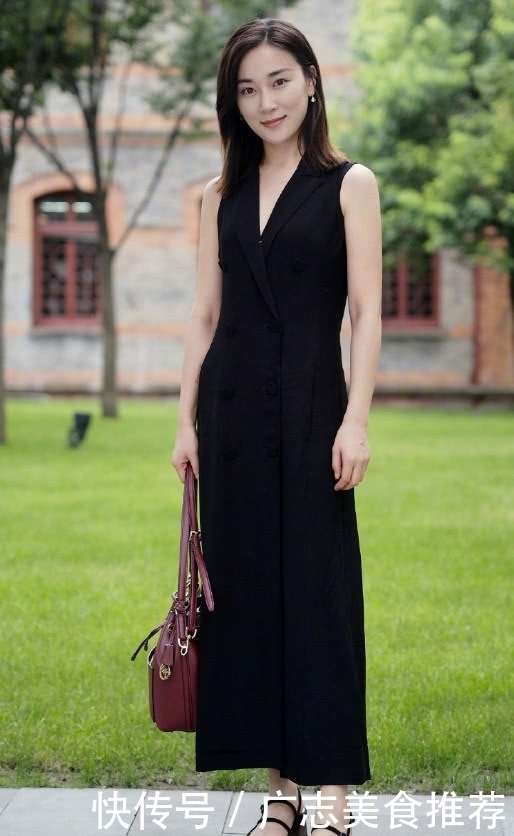 睡裙|小姐姐是有多懒?直接穿着“睡裙”就出门,好歹也换件衣服吧!